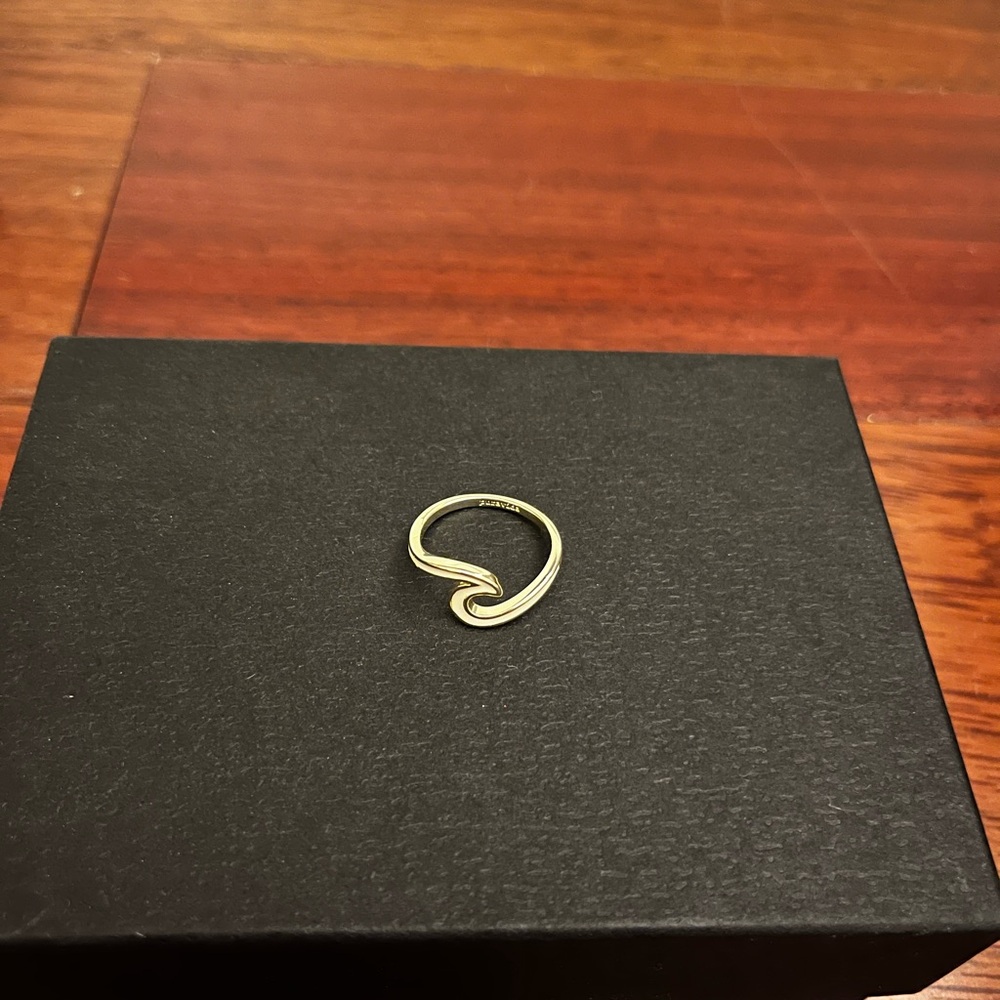 Pura Vida Wave Swirl Gold Ring